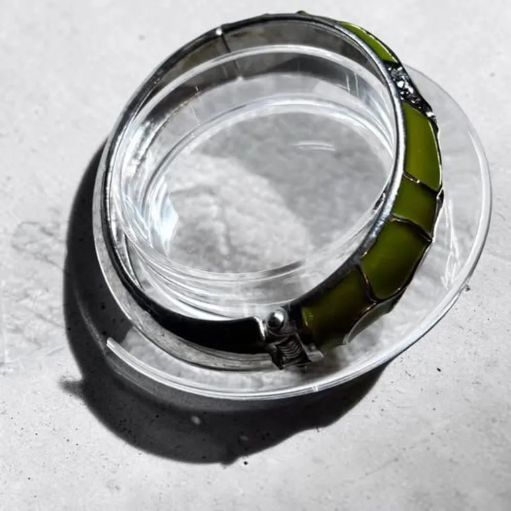 🎁🎁 Free shipping!! Chunky Lime Green Enamel & Rhinestone Hinged Clamper Bangle